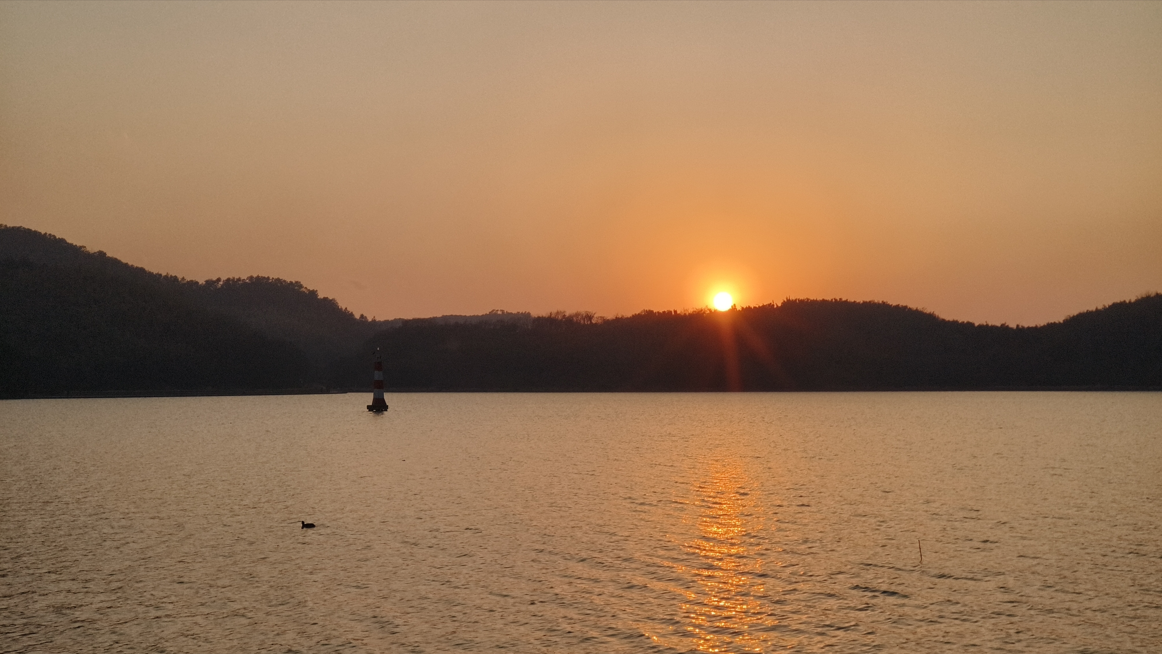 夕阳湖面